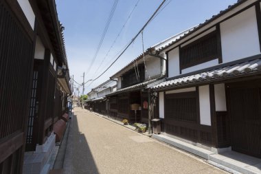 Eski evlerle geleneksel Japon sokak manzarası