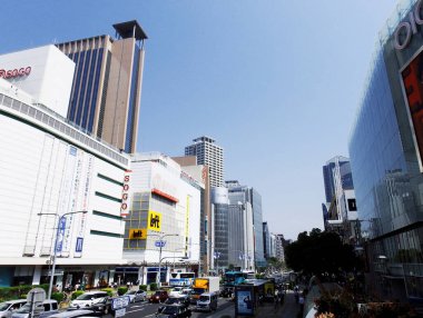 Şehrin modern mimarisi, binaları ve caddeleri hakkında görüş