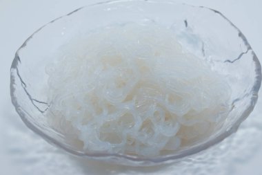  kase erişte beyaz zemin üzerine