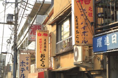 Japonya 'daki modern şehir mimarisinin açık gündüz manzarası.