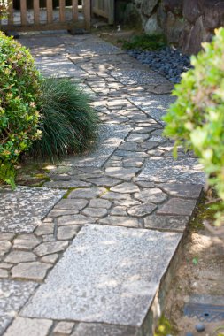 Taş yolu olan Japon bahçesi. 