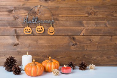 Cadılar bayramınız kutlu olsun. Balkabağı, mumlar, kozalaklar... 