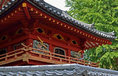 Güzel, eski bir Japon tapınağının büyüleyici manzarası.