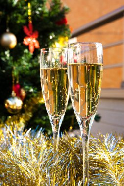 Şampanya bardakları ve şenlikli noel süslemeleri, yakın çekim.           