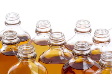 Beyaz arka planda gerekli yağ şişeleri.