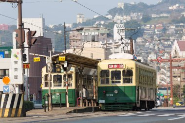Gündüz vakti şehir platformunda park edilmiş trenlerin görüntüsü