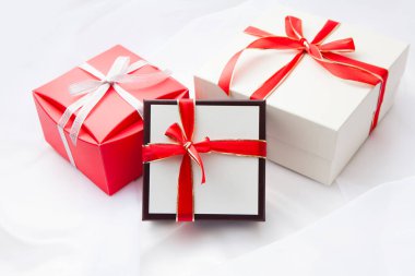 Kurdeleli ve fiyonklu hediye kutularının yakın plan görüntüsü   