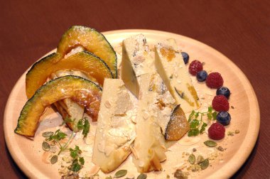 Meyve ve fındıklı lezzetli ve sağlıklı kahvaltı.