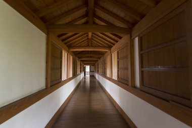 Geleneksel mimari unsurları olan uzun tahta koridor.