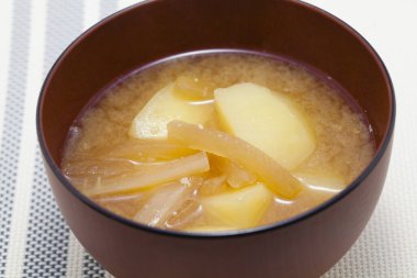 Tabakta Asya çorbası resmi. 