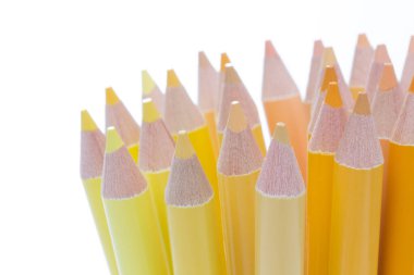 Beyaz arkaplanda izole edilmiş çizim için renkli kalemler