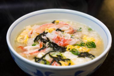 Et ve sebzeli çorbanın mutfak fotoğrafı.