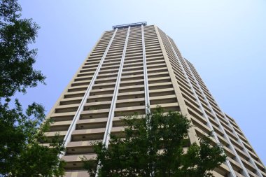 Mavi gökyüzü üzerinde modern bir bina 