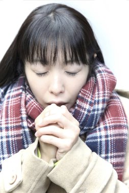 Soğuk elli hasta genç bir kadın, stüdyo çekimi. 