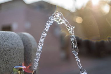 Bahçedeki su musluğu doğa arka planında