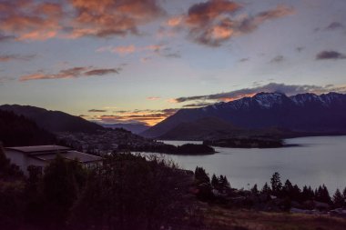 Gölün ve dağların üzerinde gün batımı