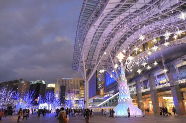 Şehir sokaklarında güzel bir Noel süsü.