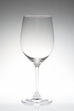 Gri arkaplanda boş şarap kadehi, kapat..                   