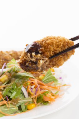 Teriyaki soslu kızarmış tavuk ve doğranmış sebze.