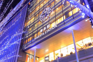 Şehir sokaklarında güzel bir Noel süsü.