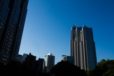 Modern binalar ve mavi gökyüzü - Tokyo, Japonya 'da