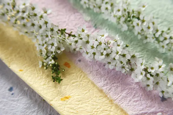 Masanın Üzerinde Beyaz Bir Havluyla Bir Çiçeğe Yaklaş — Stok fotoğraf