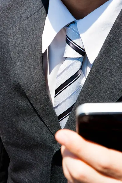 Επιχειρηματίας Επίσημη Κοστούμι Κρατώντας Smartphone Κοντινό — Φωτογραφία Αρχείου