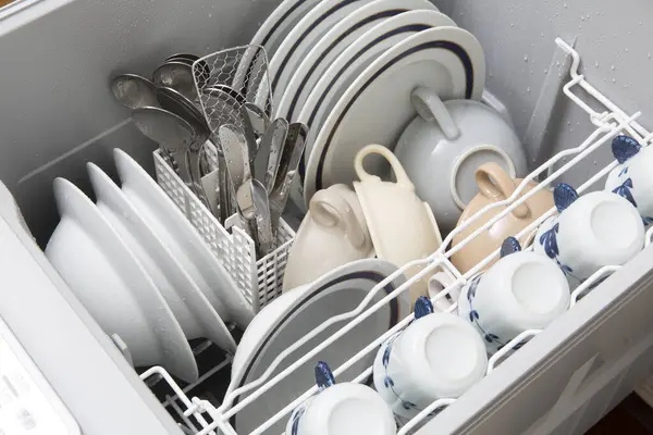 Мыть Посуду Открытой Посудомоечной Машине Крупным Планом — стоковое фото