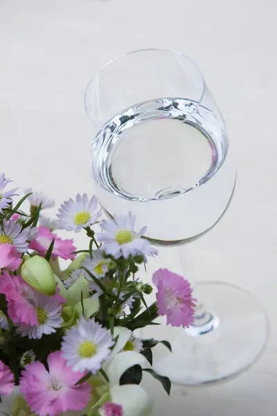 Krásná Květina Sklenice Bílém Pozadí — Stock fotografie