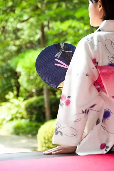 Kimono Giyen Japon Kadın Anthwa Oturuyor Bahçeye Bakıyor — Stok fotoğraf