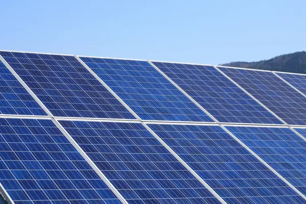 Solaranlage Mit Sonnenkollektoren — Stockfoto