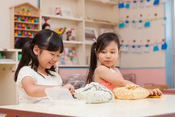 Twee Kleine Aziatische Meisjes Uitpakken Hun Lunchdozen Klas — Stockfoto