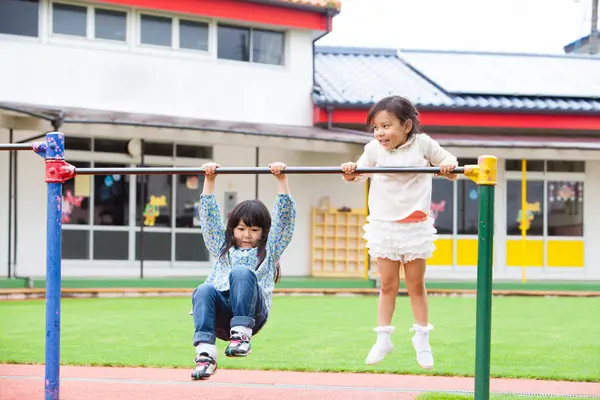 Två Söta Asiatiska Små Flickor Som Leker Lekplatsen — Stockfoto
