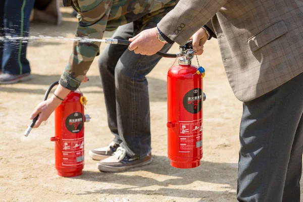 Hombres Con Extintores Ciudad Fondo — Foto de Stock