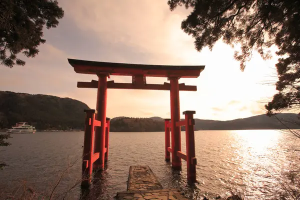 Kırmızı tapınak ve Japon gölü sonbaharda doğa arka planında