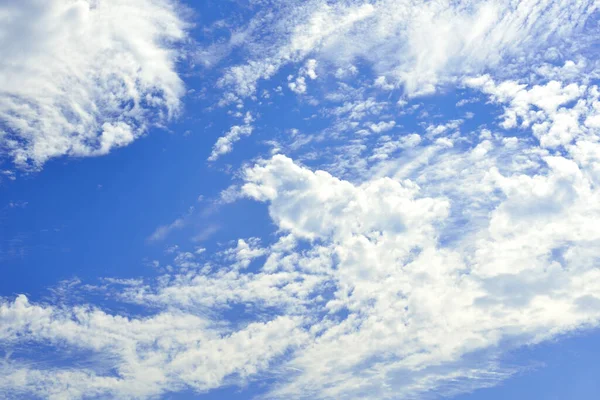 Fehér Felhők Kék Égen Felhőkép Háttér — Stock Fotó
