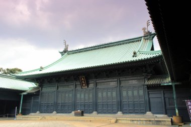 Şehirdeki tapınak binasının manzarası