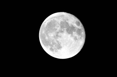 Gece gökyüzündeki ay arka planda