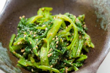 Asya yemeği, susamlı yosun salatası. 