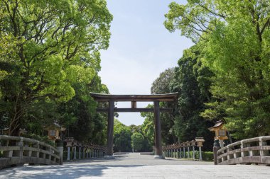 Japonya 'daki parkta güzel bir mimari kapısı.