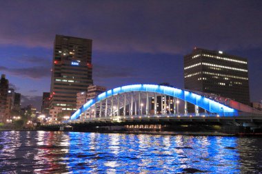 Eitai Köprüsü, Sumida Nehri üzerindeki Mavi 'yi Tokyo gökdelenleriyle aydınlattı.