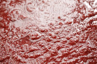 Parlak desenli kalın kırmızı sos.