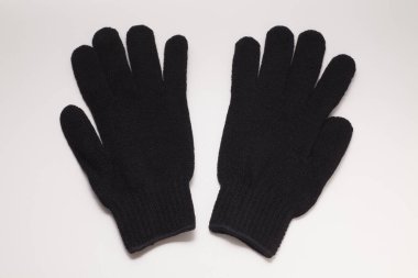 Siyah örülmüş eldivenler beyaz arkaplanda izole edilmiş. 