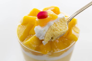 Arka planda mangolu tatlı pudingi, kapat.