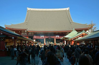 Tatilciler antik bir Japon tapınağını dolduruyor.