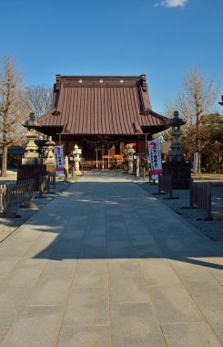 Geleneksel bir Japon türbesinin sakin fotoğrafı