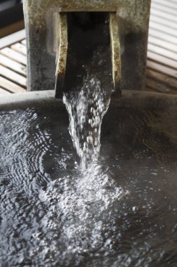 Jakuzide Japon sıcak suyu. 