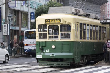 Tokyo, Japonya - Haziran 310, 216: Tokyo, Japonya 'da bir tramvayda insanlar.