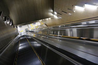 Modern metro istasyonuna inen yürüyen merdiven.