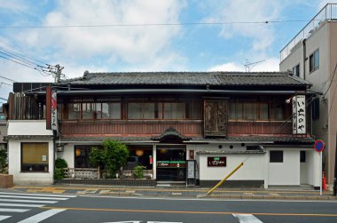 Yazın Japonya 'da Japon gelenekleri inşa edilir.